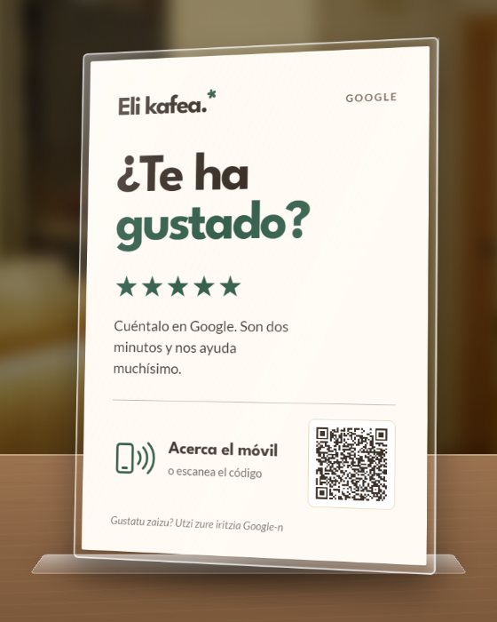 Tarjeta de reseñas de Eli Kafea en su soporte: «¿Te ha gustado?», con el código QR y la zona para acercar el móvil